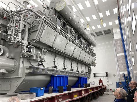 largest diesel engine produced  america  man