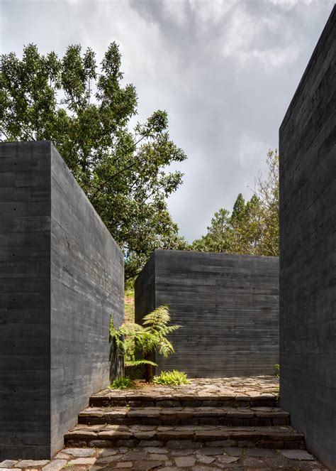black concrete     application   projects archdaily