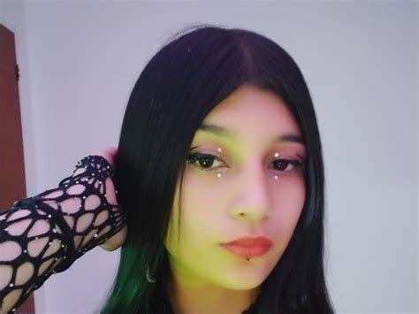 marianwinx black haired latin teen girl webcam