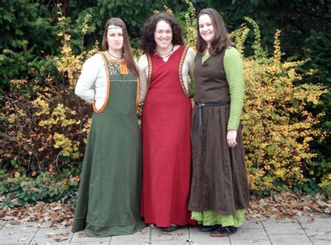 noorderwind jurk  en onderjurk jurken middeleeuwse kleding middeleeuwse jurk