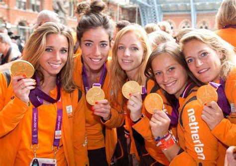 ellen hoog with gold olympic medal 2012 wonder women of the field hockey field hockey ellen