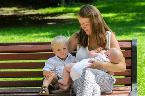 should mothers be allowed to breastfeed in public