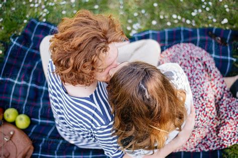 kissing couple on picnic porboris jovanovic