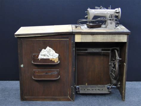 antiga maquina de costura da marca singer  singer