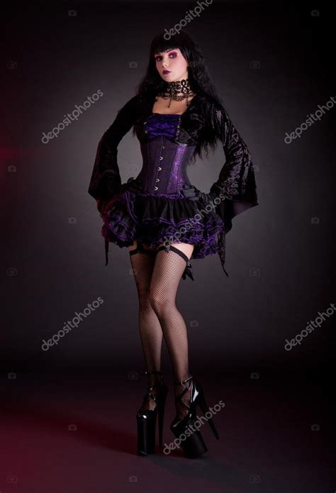 sexy jonge vrouw in zwarte en paarse kostuum — stockfoto