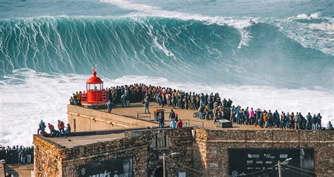 nazare portugal conheca  destino de ondas gigantes carpe mundi