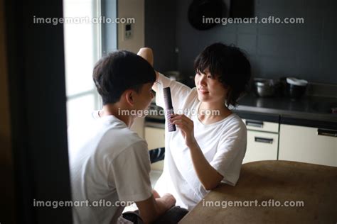 男性の髪を切る女性の写真素材 [159468326] イメージマート
