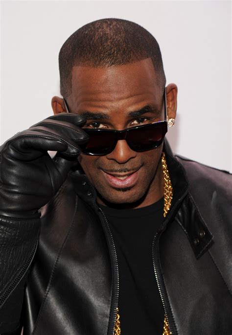r kelly rumoured to be dating 19 year old halle calhoun
