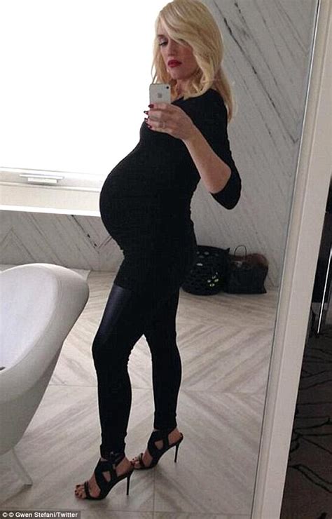 Why Pregnant Celebrities Wear Tight Maternity Clothes Daily Mail Online