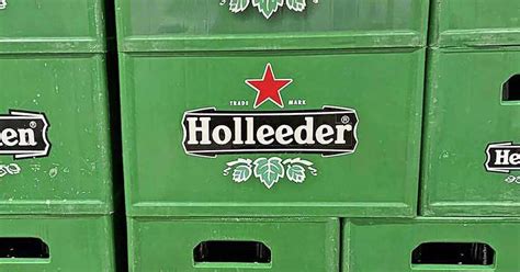 mujer de terneuzen encuentra una caja de cerveza holleeder en el supermercado heineken  es