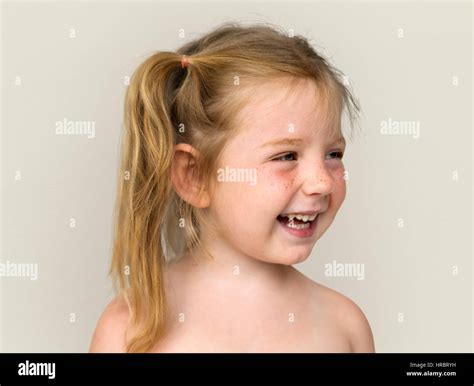 kaukasische kleine mädchen nackten oberkörper lächelnd stockfoto bild