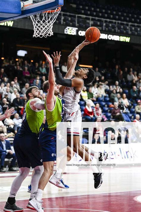 leiden  asbjorn midtgaard leiden  marijn ververs  antwerp  jaylen hands pictured  action