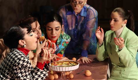 5 lesbians eating a quiche των Άντριου Χόμπγκουντ και Ίβαν Λίντερ σε