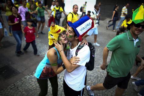 brasile 2014 quando il bacio è mondiale la passione dei tifosi sugli