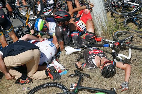 bike pileup  paused   de france