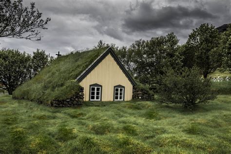 case scandinave cu acoperisuri verzi care par  fi desprinse din basme