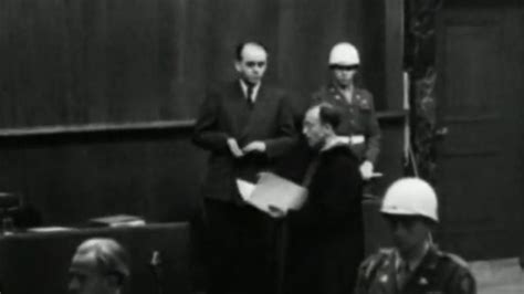 德国战犯斯佩尔在法庭上为自己辩解，将强制劳动计划中的责任推卸给邵克尔 凤凰网视频 凤凰网