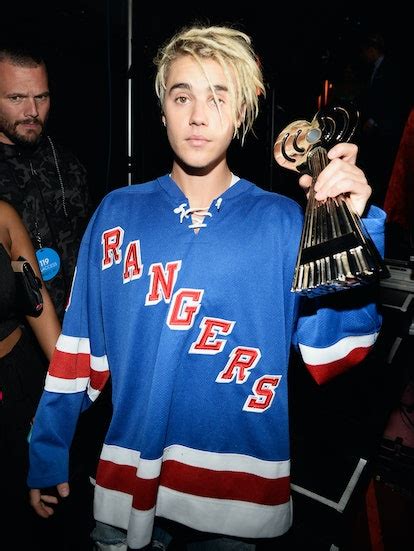 justin bieber s new hair is a serious throwback to his signature side