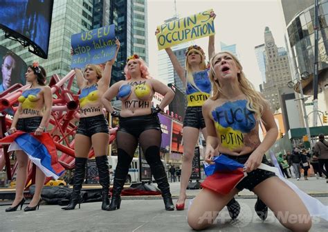 Nyタイムズスクエアでトップレスデモ、femen 写真10枚 国際ニュース：afpbb News