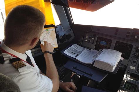 los pilotos de iberia sustituyen su cartera de vuelo tradicional por