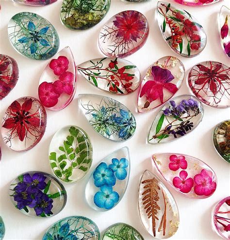 types  flowers  leaves  glass pebbles