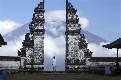 indonesia ready to divert tourists as bali volcano rumbles