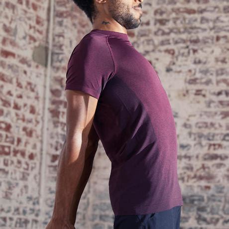 mens seamless short sleeved dynamic yoga  shirt burgundy domyos  decathlon