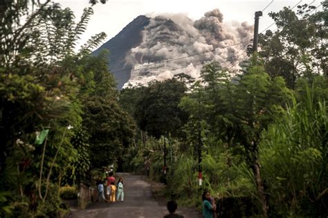 In Pictures Indonesias Merapi Volcano Unleashes River Of Lava