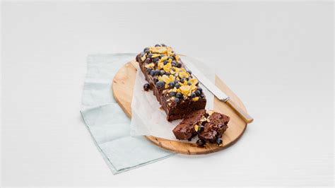chocoladecake met blauwe bessen en banaan recept allerhande albert heijn