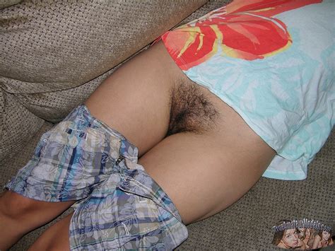 indian housewife spreading her hairy bush pichunter