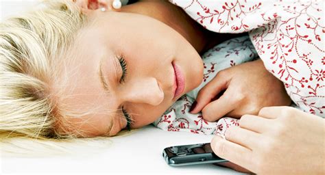 dormir con el móvil encendido no es saludable