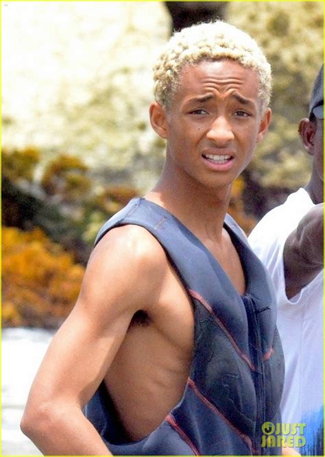 Photo Jaden Smith Wears His Underwear While Filming Music Video On The