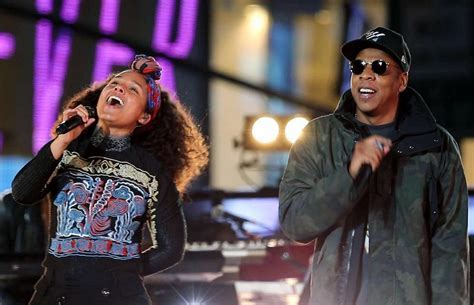 Alicia Keys And Jay Z Perform Empire State Of Mind In Times Square