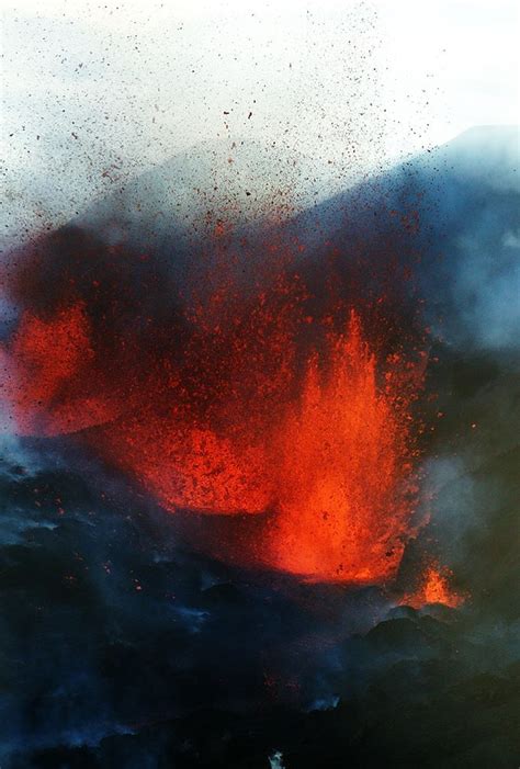 Épinglé sur les volcans actifs les plus dangereux de la