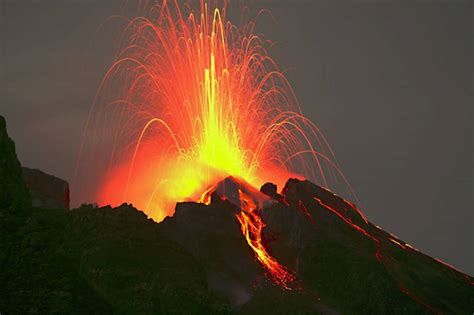 cronaca stromboli forte eruzione cielo oscurato  lava  mare