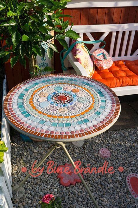 ein bunter tisch mit einem selbstgemachten mandala aus mosaik bine