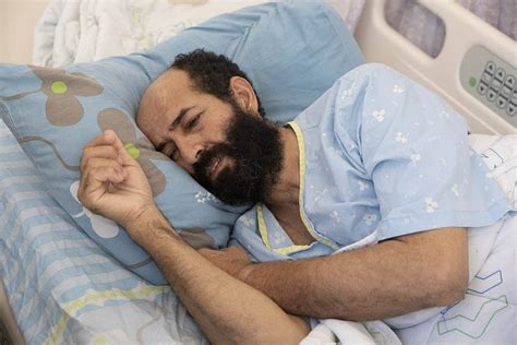 days palestinian hunger striker  collapse   moment