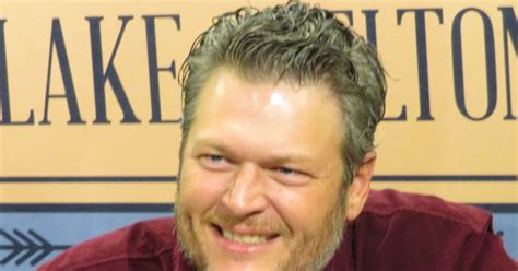 watch blake shelton read out mean tweets about his sexiest man alive