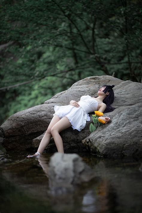 mujer asiático cosplay goku ruri vestido blanco reflexión