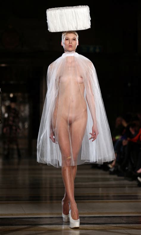 nude fashion model catwalk oops in joker sex picture