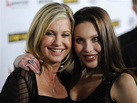 Olivia Newton Johns Daughter Chloe Pays Tribute To Singer At State