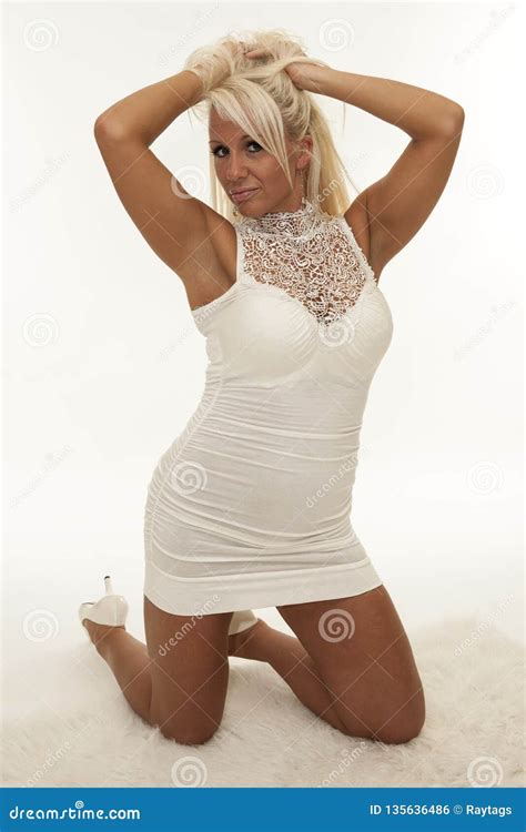 aantrekkelijke rijpe vrouw met witte strakke kleding stock foto image  vrouw kijk