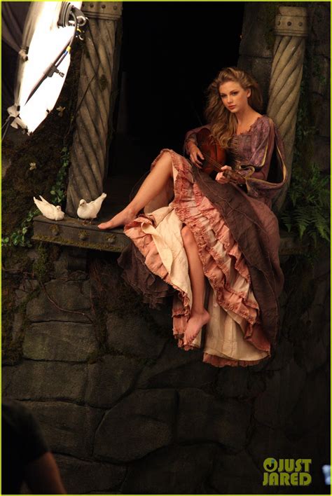 Taylor Swift Se Caracteriza De Rapunzel Para A Disney Veja Fotos Popline