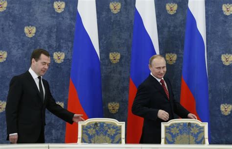 Путин похвалил Медведев откозырял В верхах конфликта нет Vg Saveliev