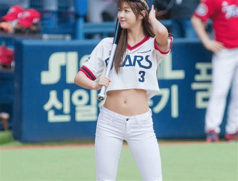 This Is Why Fans Love It When Idols Pitch At Baseball Games Koreaboo