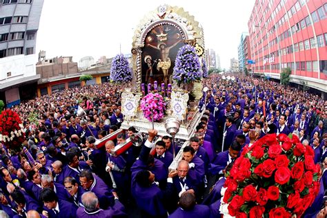 las tradiciones peruanas que celebran al señor de los milagros en el