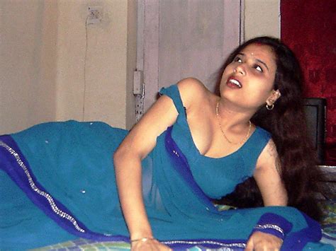 desi babes desi aunty hot saree slip deep cleavage show photo