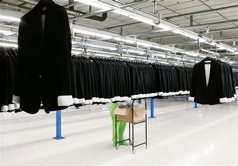 zara grew   worlds largest fashion retailer   york times