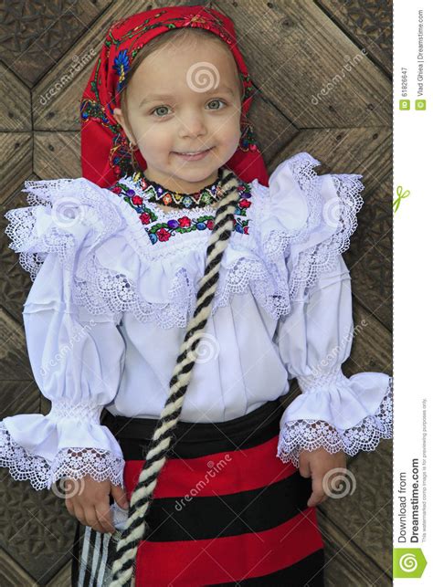 klein meisje die roemeense traditionele kleren dragen stock afbeelding image  kostuum sjaal