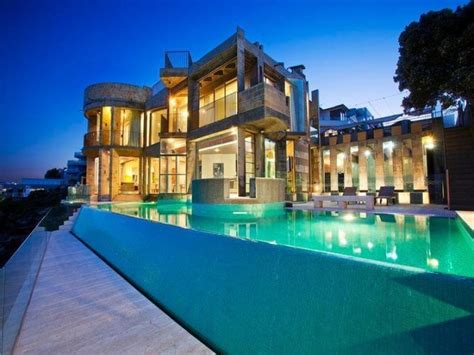 Le piscine a sfioro sono le piscine per esterni più eleganti, e si adattano bene anche ai terreni in discesa, perché è possibile creare effetti stupefacenti . Ville da sogno: Il paradiso all'improvviso - Casa.it